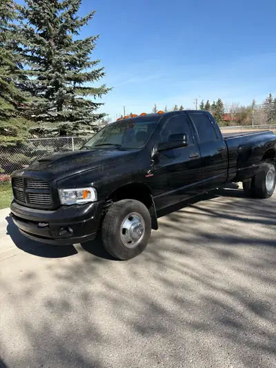 04 dodge 3500 Dulley 5.9 Cummins auto leather a/c 4x4 140km original rust free truck Excellent fuel...