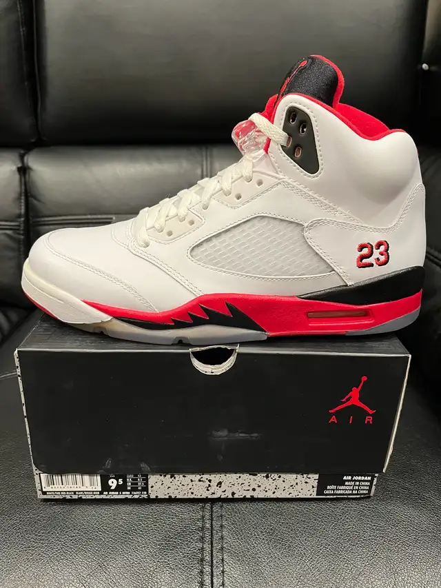 Air Jordan 5 Retro • Fire Red Black Tongue • size 9.5 in Men's Shoes in City of Toronto - Image 2