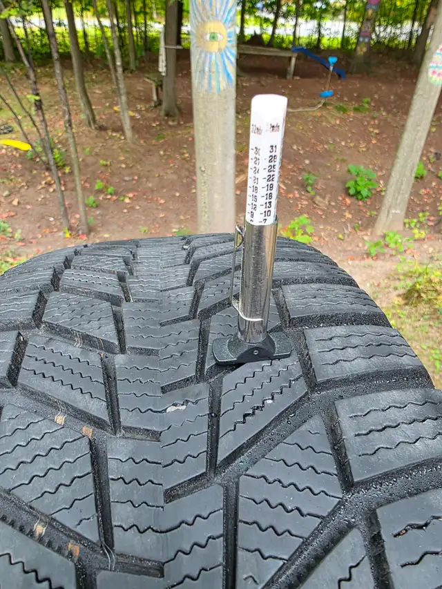 * 4 PNEUS D'HIVER CONTINENTAL P225/65R17 + RIMS 5 x 114.3 * in Tires & Rims in Granby - Image 4