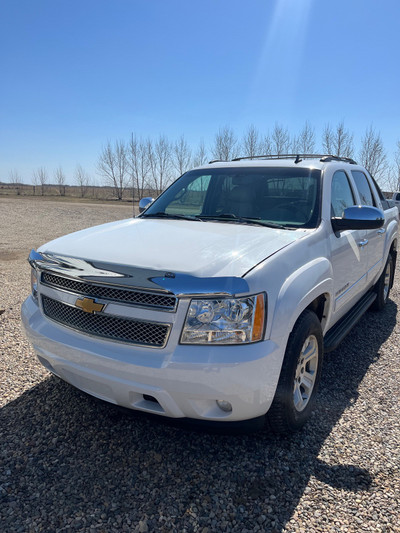 2010 CHEV AVALANCHE LTZ 4X4 LEATHER, DVD, SUNROOF 125,500 KMS