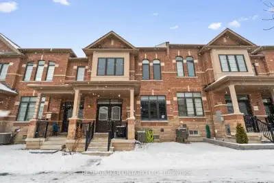 Modern luxury defines this stunning 2-Storey townhouse in Whitby located in the prestigious Whitby M...