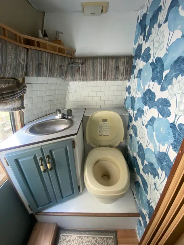 1989 Dodge B350 Campervan in RVs & Motorhomes in Whitehorse - Image 8