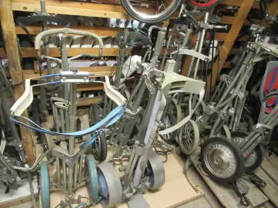 LOT de Buggy, Chariot de Golf et Souliers., View more