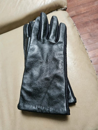 Isotoner ladies leather gloves