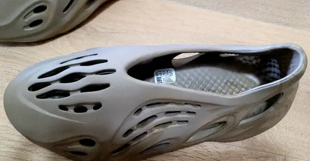 Yeezy Foam Runner RNNR Stone Sage US12 (BRAND NEW) Won CONFIRMED in Men's Shoes in Markham / York Region - Image 7
