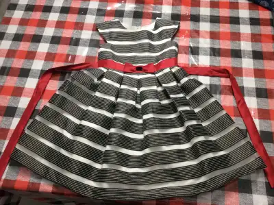 Girls dress, size 6 From smoke free and pet free home Cash only please. No deliveries