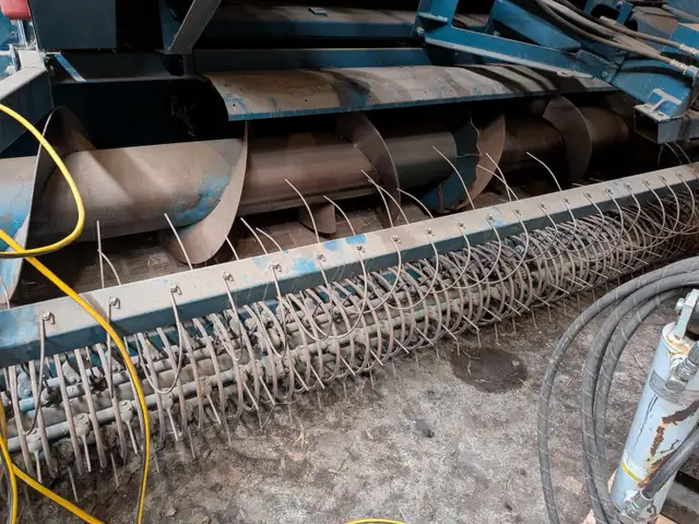 Amadas Bean Combines in Farming Equipment in Portage la Prairie - Image 3