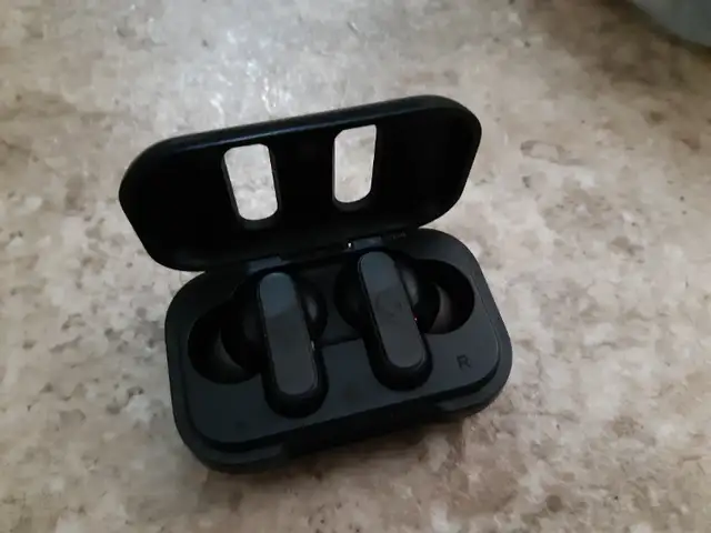 Wireless earbuds in Headphones in Brockville - Image 2