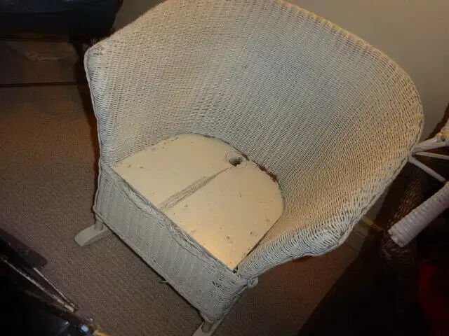 Child vintage white rocker/chair ,good condition  40s? in Chairs & Recliners in Kelowna - Image 2