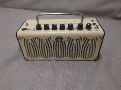 A vendre (=aucun échange) Petit ampli de guitare électrique, parfait pour le salon et pratiquer. En...
