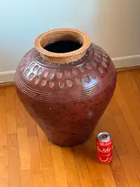 Vase en bois exotique avec tressage au goulot