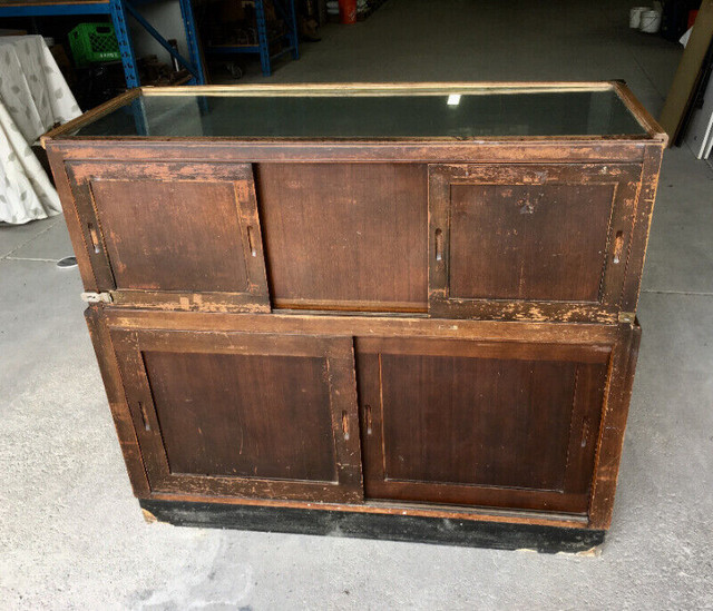 Vintage General Store Showcase With Storage (Circa 1950) in Hutches & Display Cabinets in Mississauga / Peel Region - Image 4