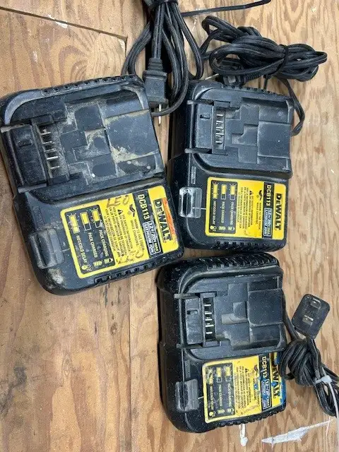 Dewalt battery charger in Power Tools in Brantford - Image 6