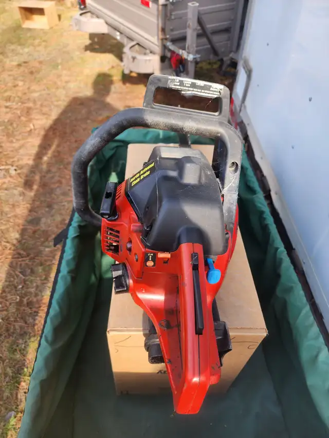 Sears Craftsman Chain Saw 18" Bar 42cc Displacement in Lawnmowers & Leaf Blowers in Windsor Region - Image 9