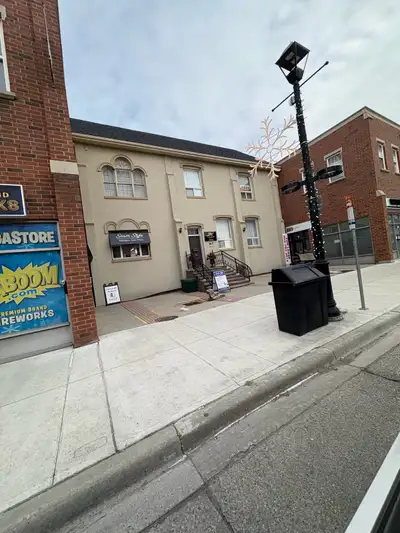 Office Retail space in downtown Streetsville Ontario Second floor office space available . Call Fran...
