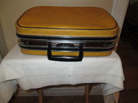 VINTAGE SOFT SIDED SUITCASE