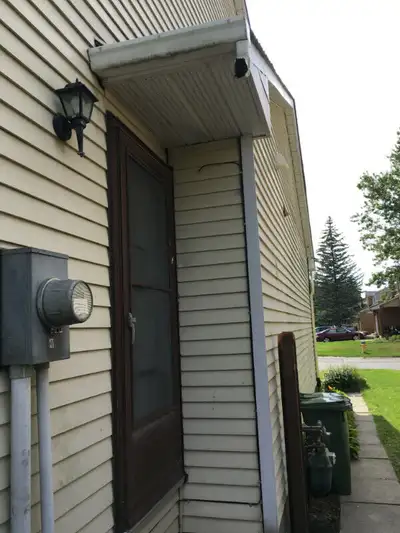 Bedroom (Easy Access to Blair LRT and Highway 174) We offer a Private Room with a queen-size bed in...
