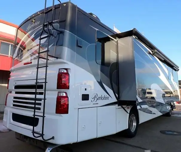 “REDUCED — 2018 Berkshire 39A — 52,000 km — in RVs & Motorhomes in Calgary - Image 4
