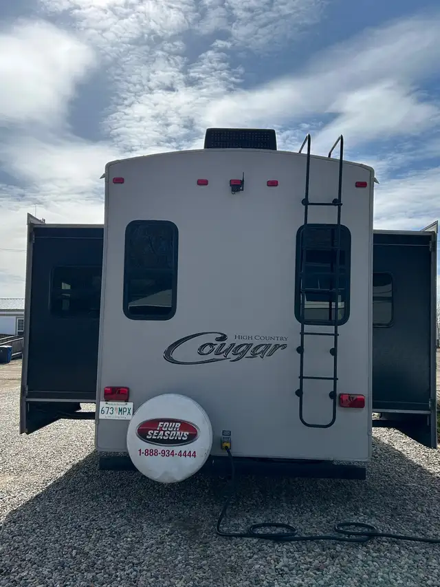 Fifth Wheel 2013 Cougar High Country 315RES - Spacious & Cozy in Travel Trailers & Campers in Regina - Image 8