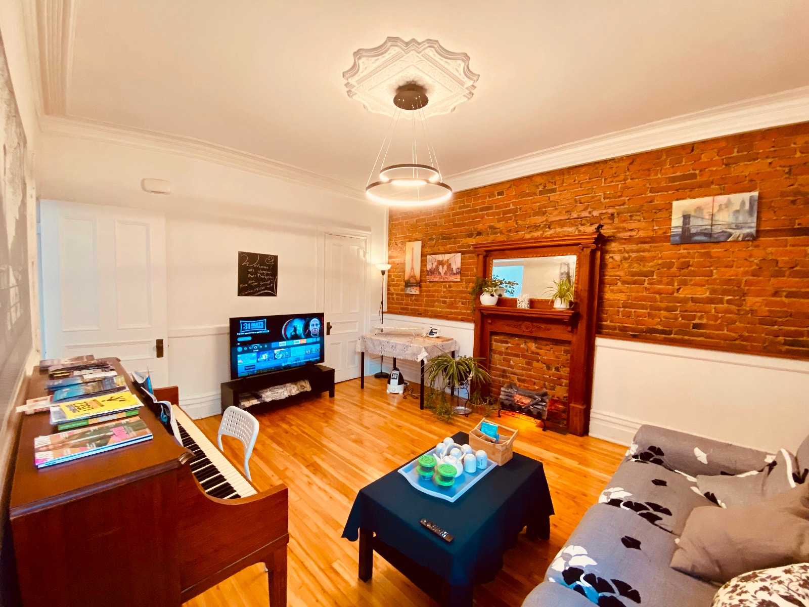 A Very Nice Room Downtown Montreal — photo 3