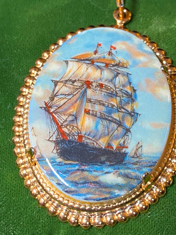 Hand Painted Boat Pendant Vtg in Arts & Collectibles in Vancouver - Image 3