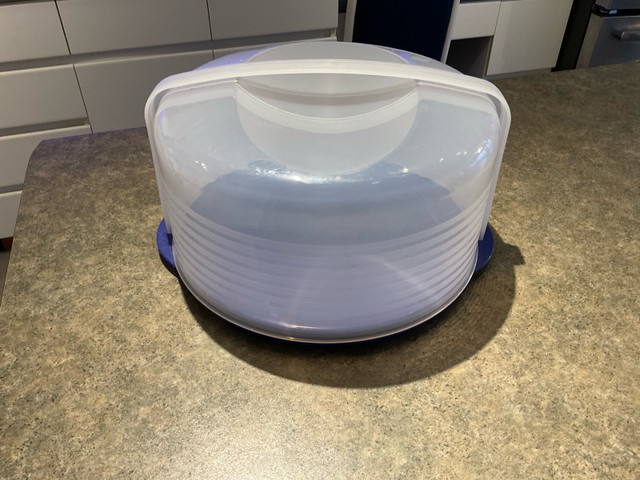 Tupperware Round Cake Taker. Like New! in Kitchen & Dining Wares in Kamloops