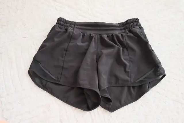 Lululemon hotty hot low rise shorts black in Women's - Bottoms in City of Toronto - Image 3
