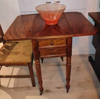✨TRES MIGNONNE PETITE TABLE PLIANTE VINTAGE AVEC 4 TIROIRS DONT 2 SECRETS✨
