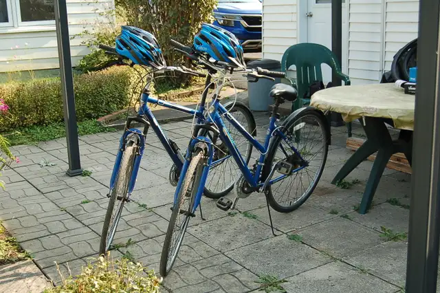 2 Bicyclettes homme/femme CCM 21 vitesses à vendre. in Cruiser, Commuter & Hybrid in Laval / North Shore - Image 2