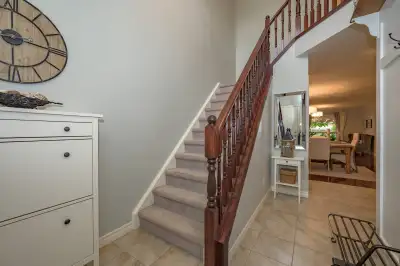 Private room available – All-Female Student Home Near Western