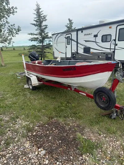 Great little boat starts great Comes with fish finder 20hp motor Fish net anchor Paddles Seat cushio...