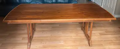 Dining table in good condition. Some minor scratches. Comfortably seats 8-10 people. Dimensions L208...