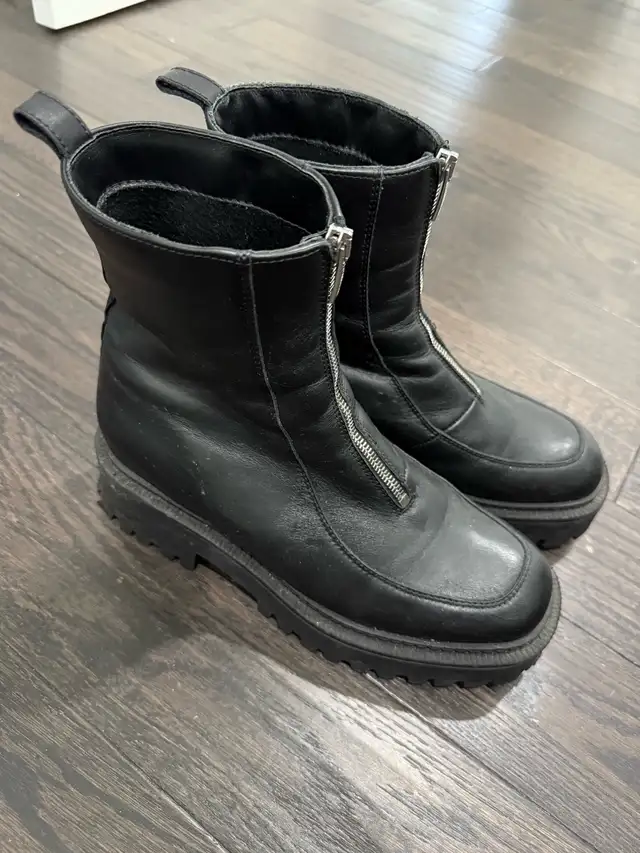 La canadienne waterproof Nash leather women’s boots size 10 in Women's - Shoes in City of Toronto - Image 3