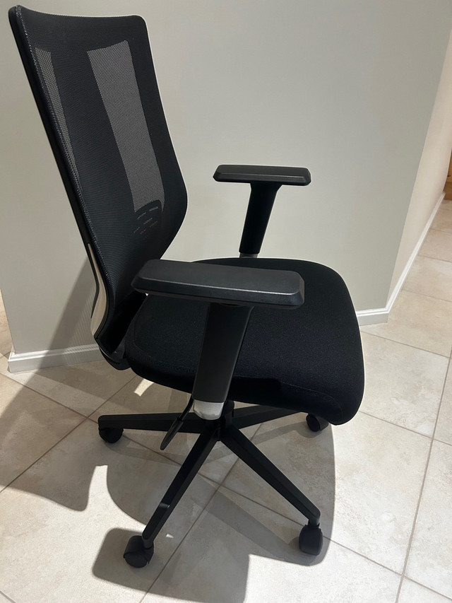 Office chair with mesh back in Chairs & Recliners in Kitchener / Waterloo - Image 4