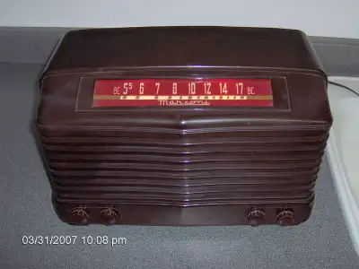 Vintage 1948 Marconi Tube Clock Radio / Radio à tube, View more
