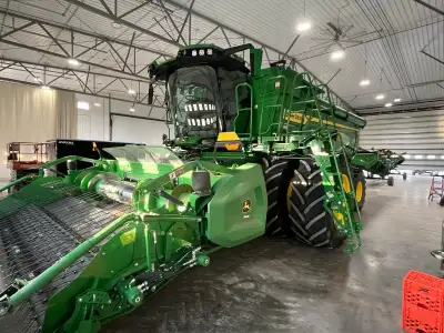 2023 JOHN DEERE X9 1000 COMBINE WITH BP15 PICKUP HEADER AND A HD50F 50' STRAIGHT CUT HEADER. 1030 EN...