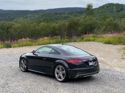 Audi TTS 2011 gris foncé en parfaite condition