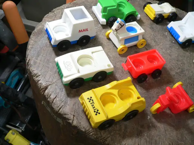 lot de 11 véhicules vintage fisher price # 10716 in Arts & Collectibles in Lanaudière - Image 6