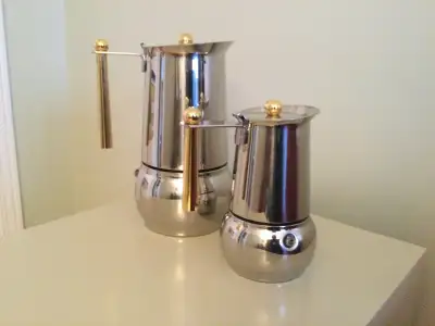 Cafetières expresso italienne vintage, percolateur, une capacité 6 tasses et une capacité 12 tasses....
