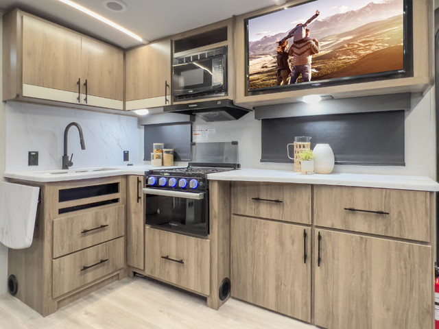 Imagine Travel Trailer in Travel Trailers & Campers in Terrace - Image 3