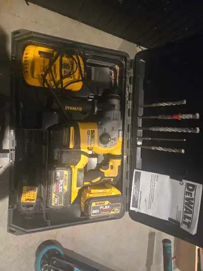 Gently used 20v hammer drill with case, 2 flex volt batteries, charger and various bits In great wor...