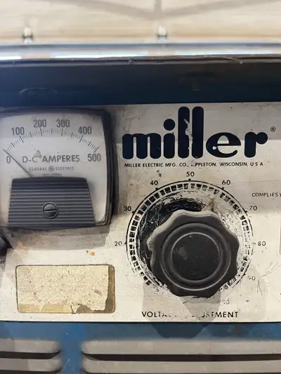 Soudeuse Miller à vendre! MIG 400, fonctionne encore bien. Elle est a vendre parce qu'une nouvelle m...