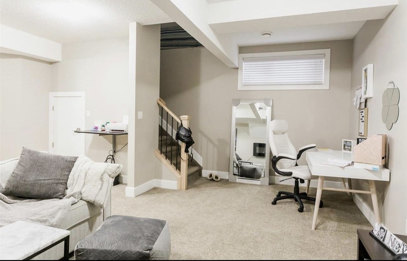 1 Bedroom basement, separate entrance modern, latest appliances Long