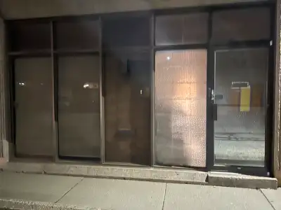 Description : 14 ft x 15.5 ft showroom, 14 ft x 10 ft office space, front entry. Located on Chesswoo...