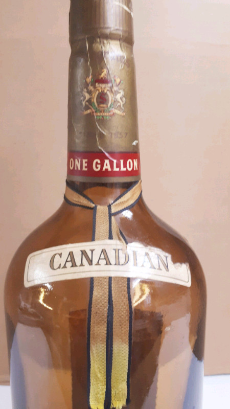 Vintage ONE U.S. Gallon Seagrams VO Liquor Bottle in Arts & Collectibles in Leamington - Image 3