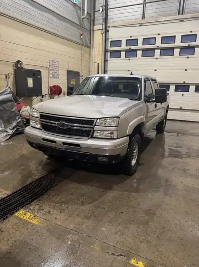 2006 1500 hd 6.0 litre 4x4 full cab Brakes 70% Tires 80% 318kms Just got a work truck with my compan...