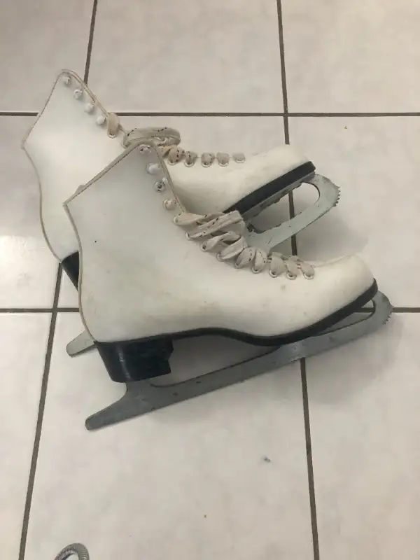 White Figure Skates, Size 10.5 in Skates & Blades in Kitchener / Waterloo - Image 2