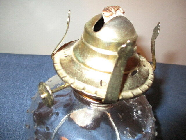 VINTAGE OIL LAMP-HOBNOB PATTERN-NEEDS CHIMNEY-1960/70S dans Art et objets de collection  à Laval/Rive Nord - Image 2