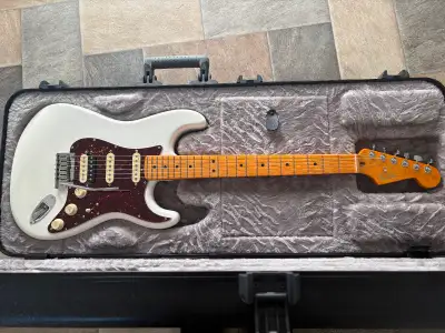 Fender Ultra Stratocaster, Arctic Pearl, w/Deluxe Hardcase, View more