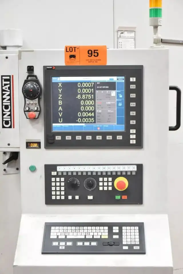 Cincinnati V5-3000 - Centre usinage vertical CNC 5 axes in Other in Drummondville - Image 5